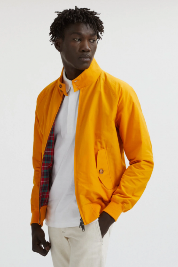 Jaket dengan detail kancing yang mencolok